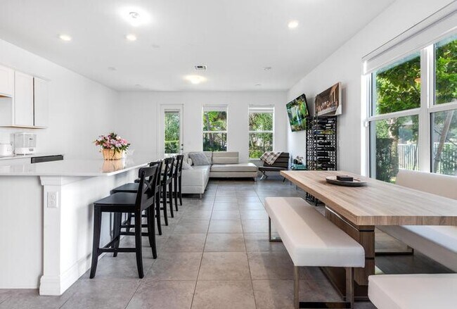 Building Photo - 6082 Carre Way