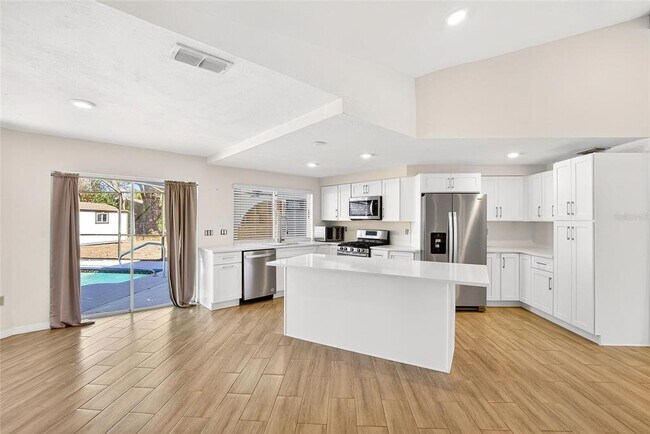 Foto del edificio - 15047 Woodbury Rd