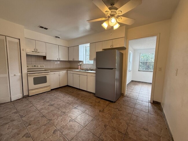 Foto del edificio - Spacious 3 bedroom 2 bath home with garage  Coming Soon!