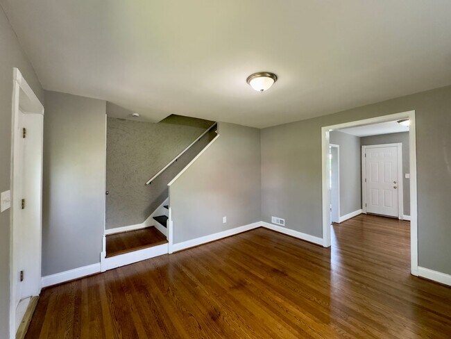 Foto del edificio - Charming 2Bed/1Bath in Cameron Village, MD