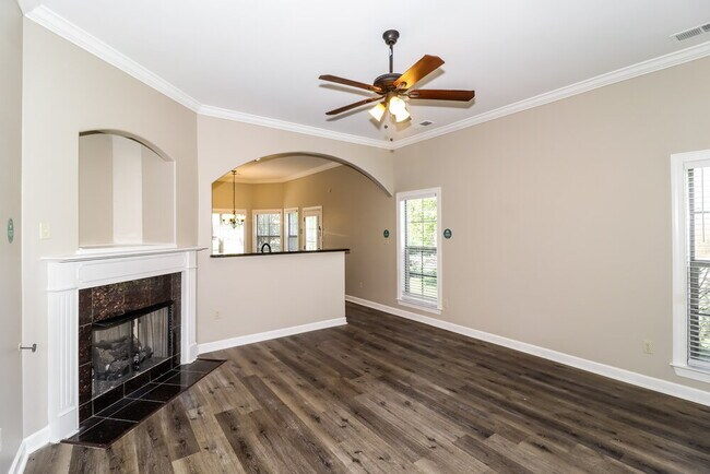 Foto del edificio - 6885 Lagrange Grove Dr
