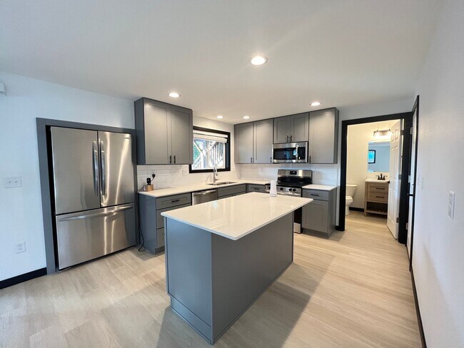 Building Photo - Stunning 3 Bed, 2.5 Bath House in SE Portl...