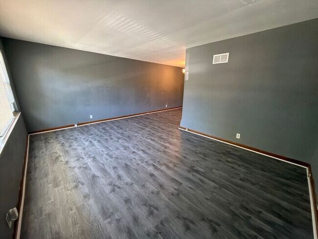 Foto del edificio - Charming 2-Bedroom First-Floor Apartment with Basement