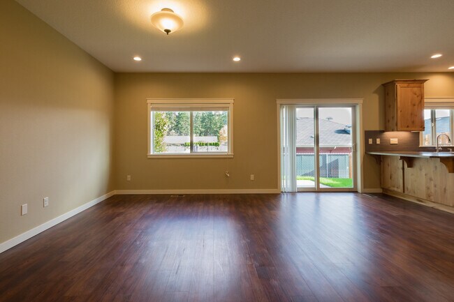 Building Photo - 4 Bedroom 2.5 Bath
