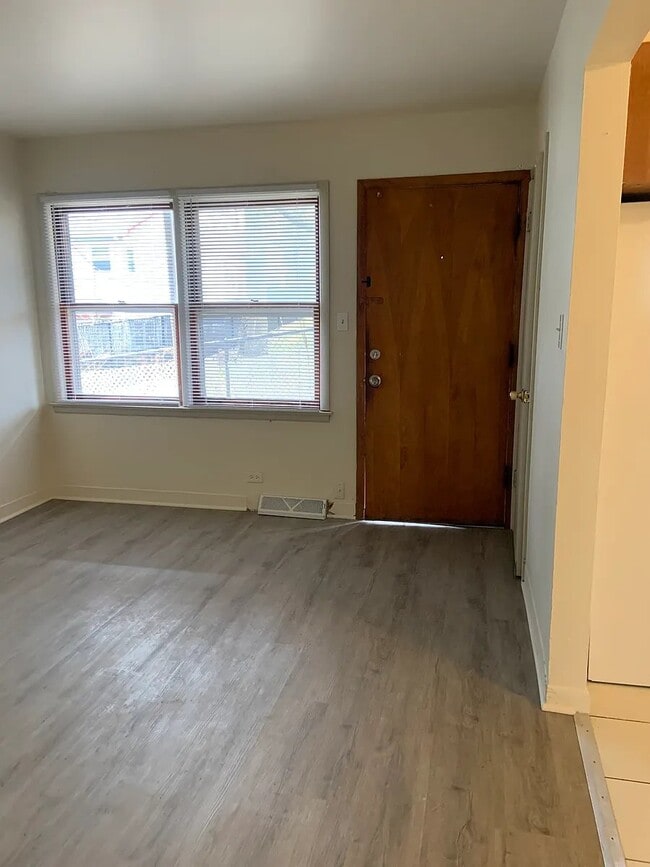 Building Photo - 100 Vana Dr