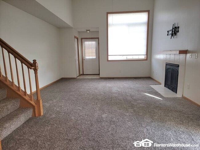 Foto del edificio - Available now! A gorgeous 2 bedroom, 1 1/2 bath end unit townhome in Farmington!