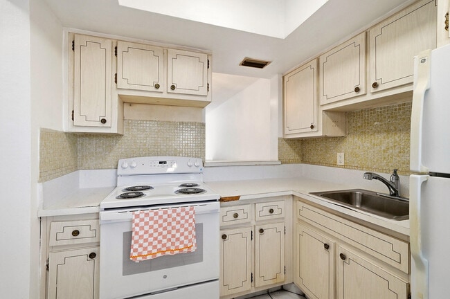Building Photo - 1333 E Hallandale Beach Blvd
