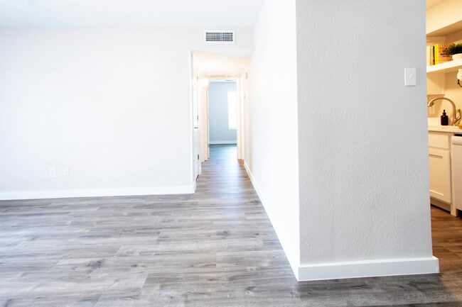 Building Photo - Gazebo Apartments (Denton, Tx)