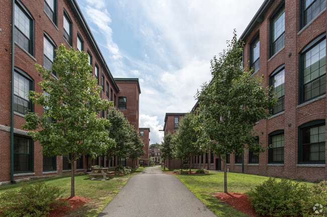 Building Photo - Riverside Commons
