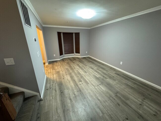 Building Photo - 213 Royal Oak Ct