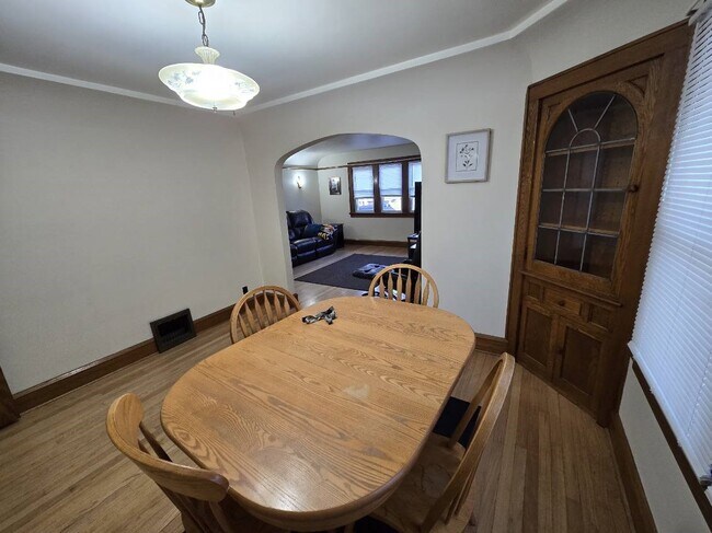 Diningrm into Livingrm - 618 S Main St