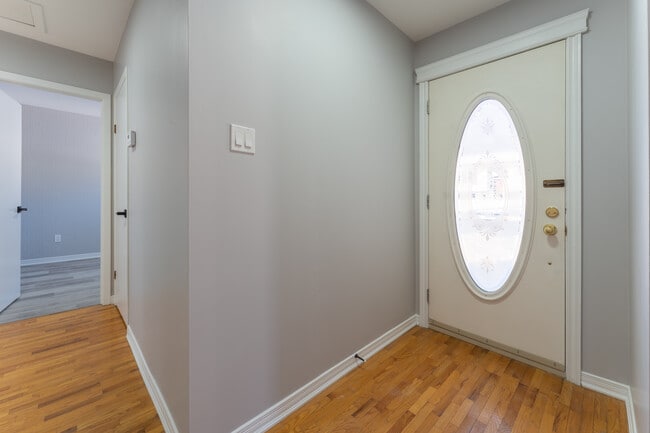 Photo du bâtiment - 3 Bedroom Upper Unit in Duplex – $2,549/Mo...