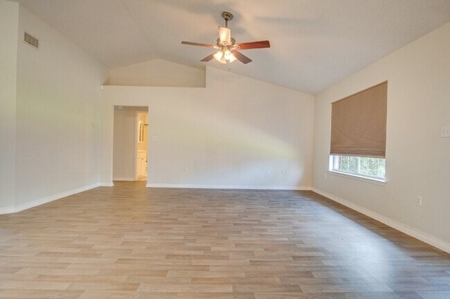 Foto del edificio - Navarre 4BR, 2BA Home with Open Floor Plan, Split Bedrooms, Wood-Look Flooring, 2-Car Garage & Fe...