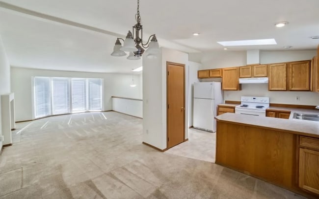 Building Photo - Spacious 3BD 2BA