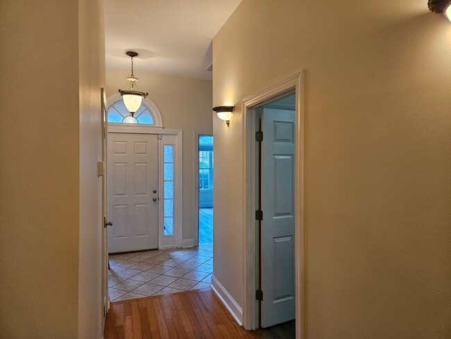 Building Photo - Beautiful 3 Bedroom 2 bath Home in Hampste...