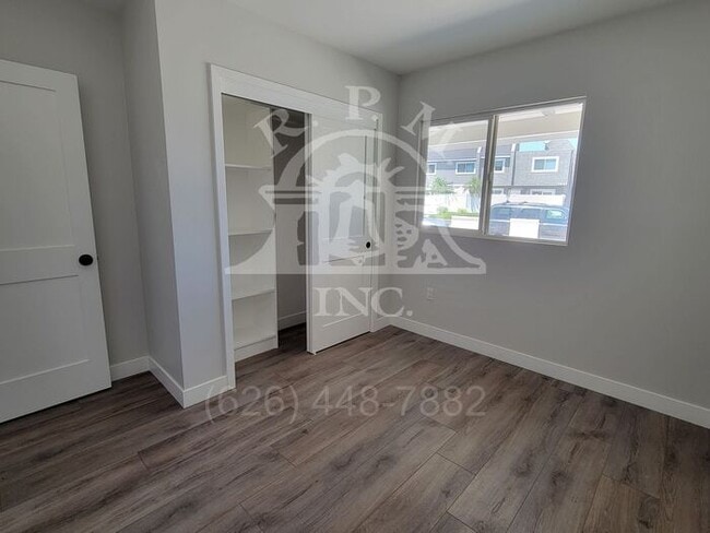 Building Photo - Modern 3 Bedroom Front House