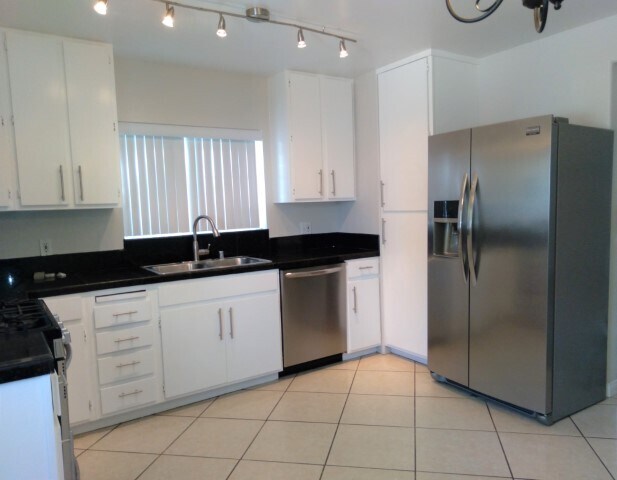 Foto del edificio - 1927 Cloverfield Blvd