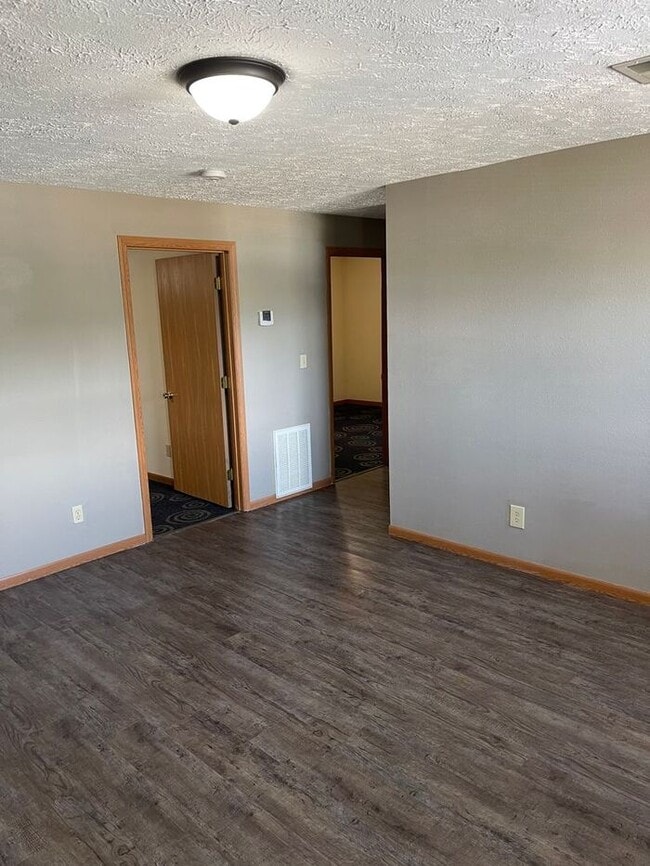 Building Photo - Available Now *PET FRIENDLY*