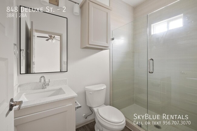 Building Photo - 848 Deluxe St
