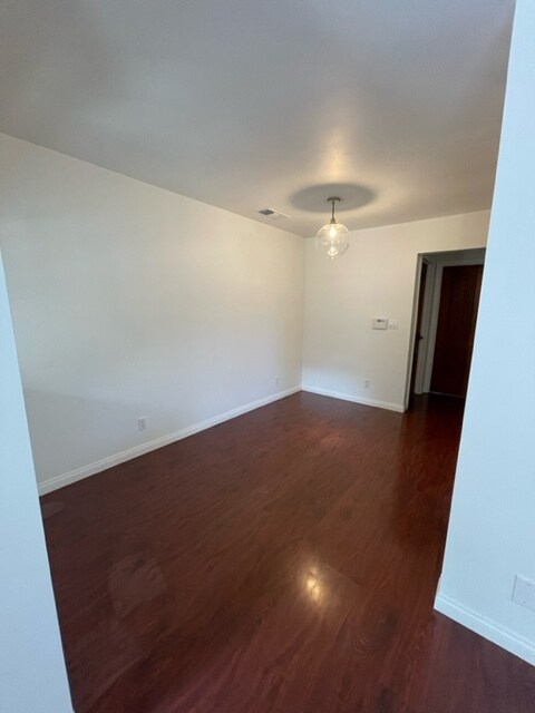 Comedor - 946 E Edgeware Rd