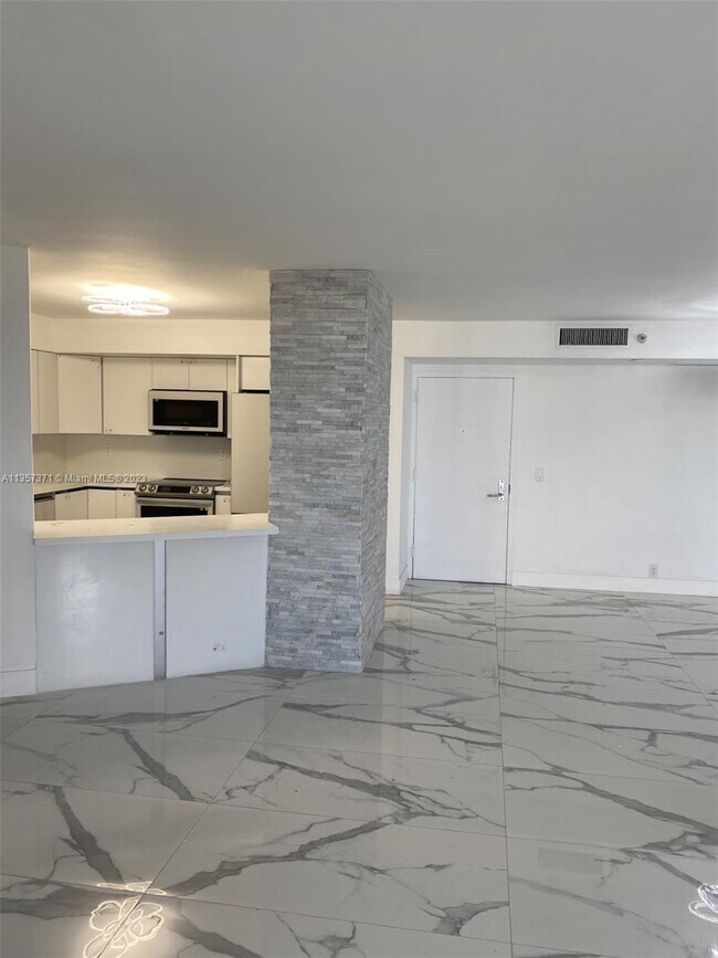Building Photo - 3500 Mystic Pointe Dr