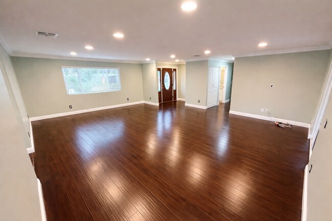 Foto del edificio - North Hollywood 4BR/3BA Home with Gated Entry and Private Yard