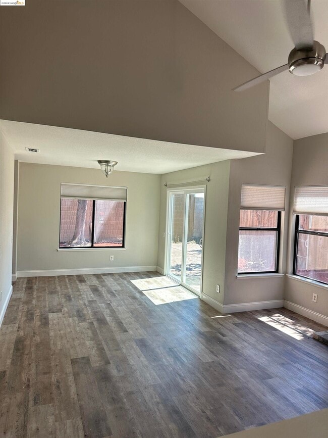 Building Photo - 530 Mockingbird Ln