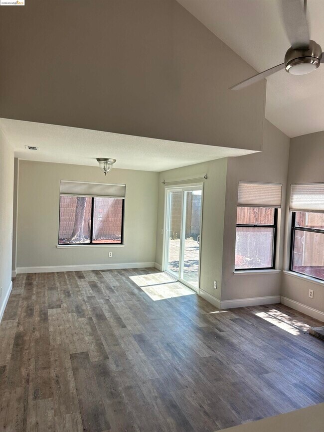 Foto del edificio - 530 Mockingbird Ln