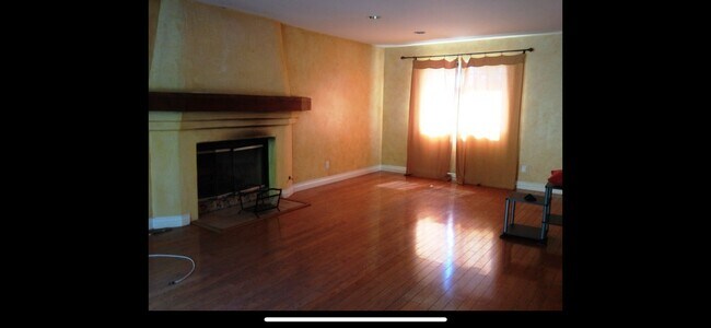 Foto del edificio - 8743 Topanga Canyon Blvd