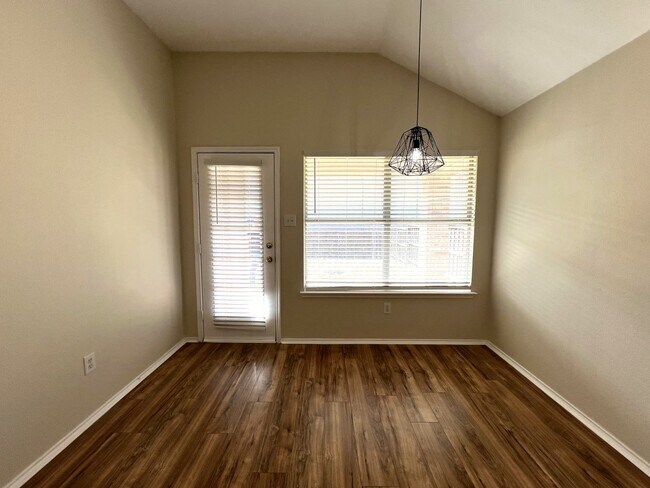 Building Photo - Cute 4 bedroom
