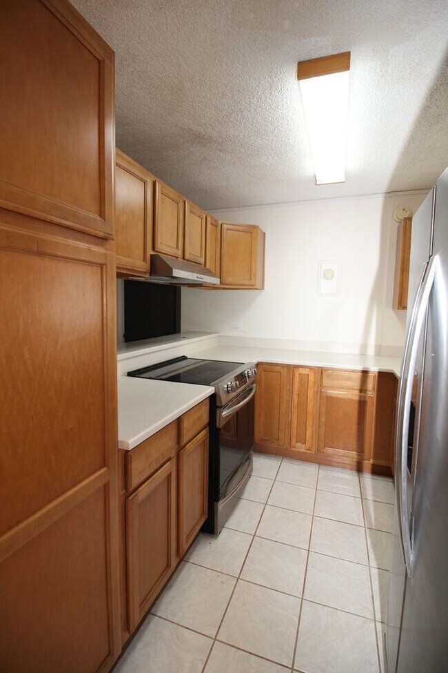 Building Photo - 3 bedroom - 2 bath - with 2 PARKING STALLS!