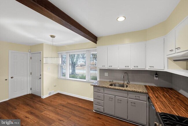 Foto del edificio - 5219 Montgomery St