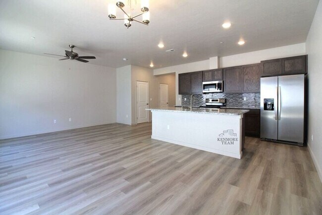 Building Photo - 528 S Quillan St