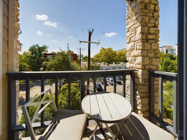 Building Photo - 711 W 21st St