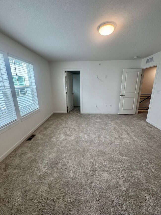 Foto del edificio - NEW construction 3 bedroom luxury townhome