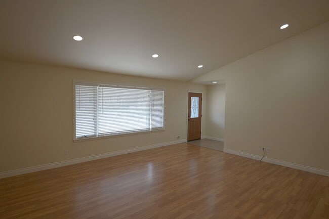 Building Photo - 3 bed 2 bath in Sequim