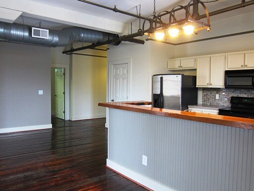Building Photo - 440 E 4th St