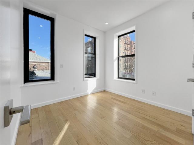 Foto del edificio - 3 bedroom in Brooklyn NY 11226