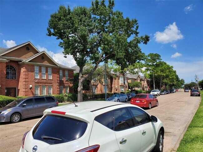 Foto del edificio - 12100 Overbrook Ln