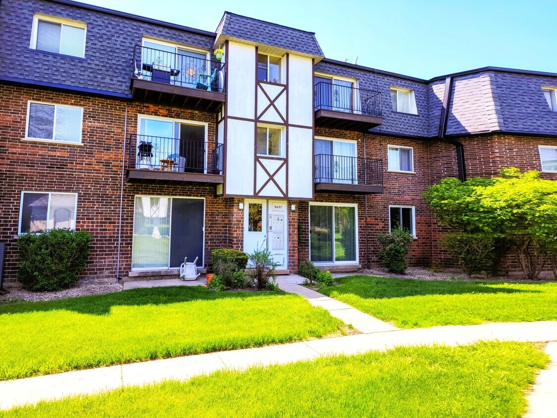 Primary Photo - 9457 Bay Colony Dr
