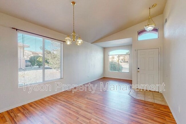 Foto del edificio - 1375 Peppoli Loop SE