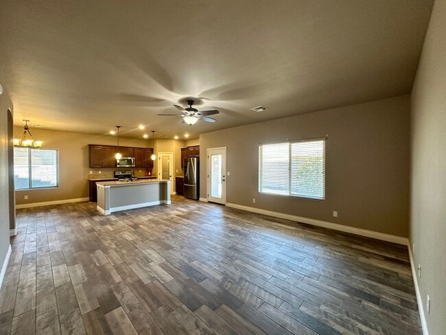 Foto del edificio - Gorgeous 3 bedroom, 2 bathroom home with 3 car garage