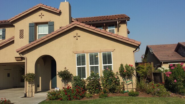 Foto del edificio - Charming 4-Bedroom Home in Desirable Sprin...