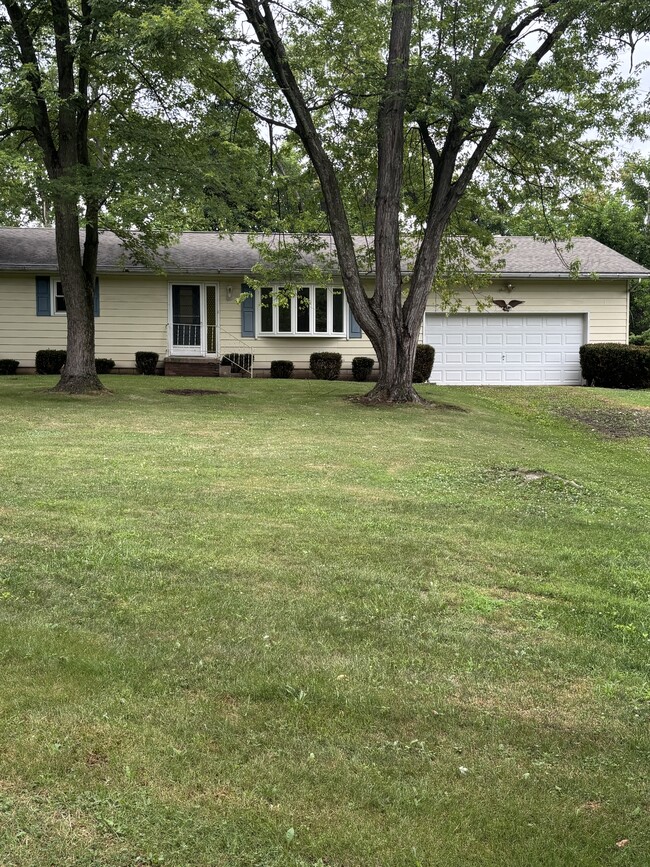 Building Photo - 221 Zenith Rd
