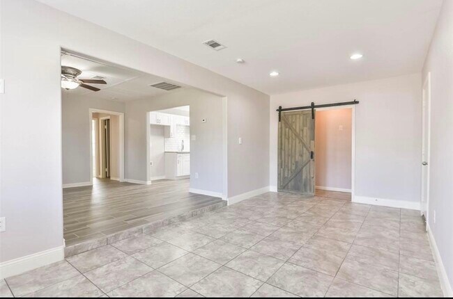 Foto del edificio - 927 W 10th St