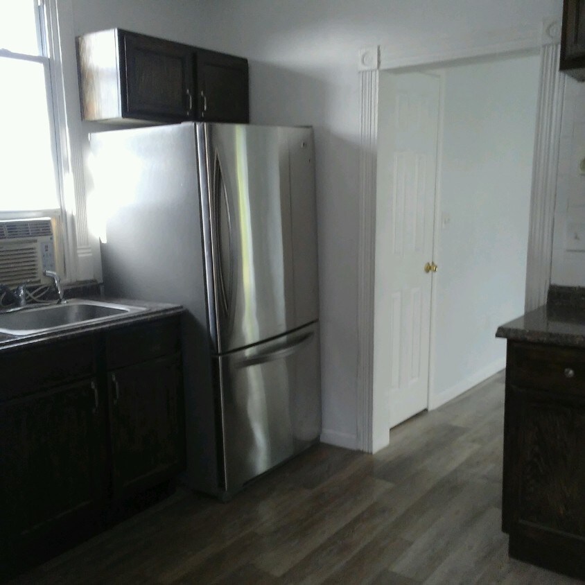 Primary Photo - 105 Oak St