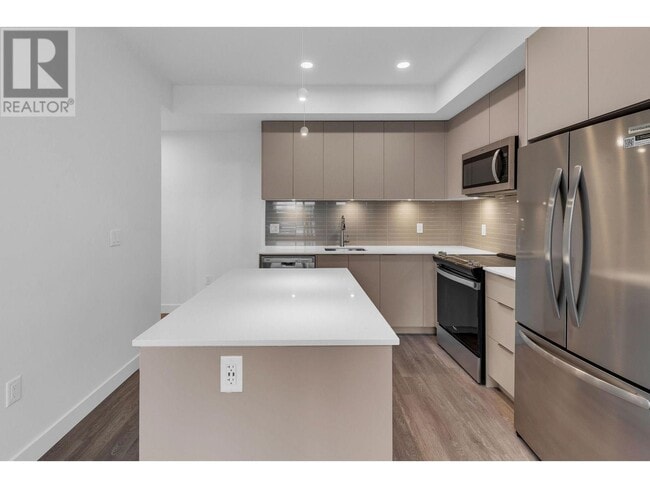 Building Photo - 2515-2515 Hackett Cres