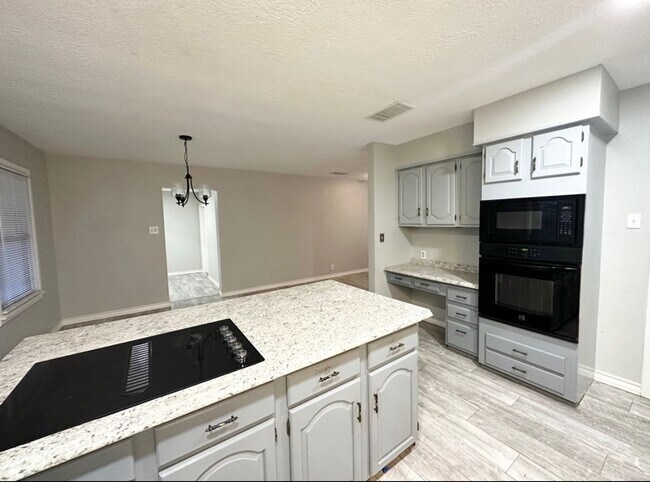 Building Photo - 4 Bed 2 Bath on Large Lot Ready to Rent ASAP!