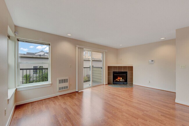 Foto del edificio - Relax in this spacious townhome!