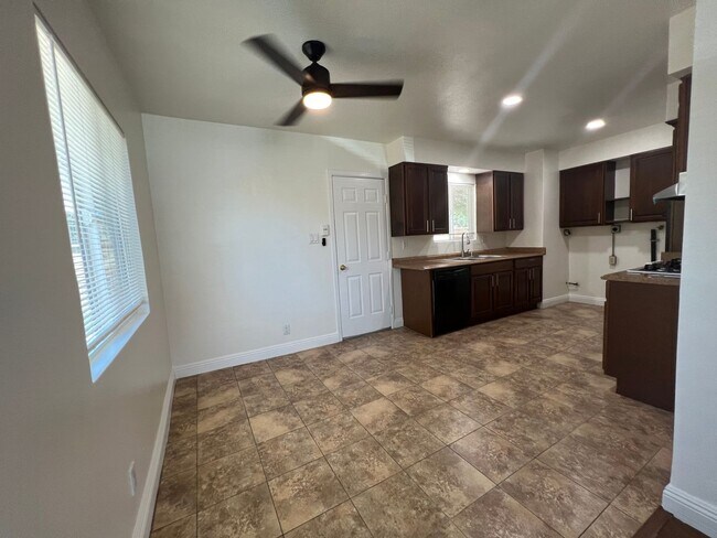 Foto del edificio - Upgraded 2 bedroom Duplex!